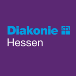 Das Logo der Diakonie Hessen mit blauem Schriftzug auf lilaem Hintergrund.